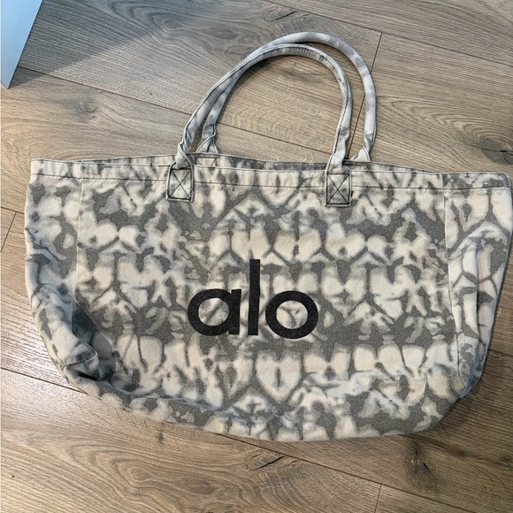 ALO Yoga Handbags - Alo shopping tote